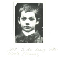 Otto Roos, 1897, als 10-jähriger Schüler an der Freien Evangelischen Volksschule. Foto: Album Roos (Nachlass Otto Roos, Depositum Riehen Gemeindearchiv)