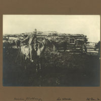 Fotografie, beschriftet: Unsere „Stallung“ Süd Alberta Otto Roos „im Sattel“ 1907. Foto: Album Roos (Nachlass Otto Roos, Depositum Riehen Gemeindearchiv)