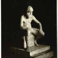 Otto Roos, Männlicher Akt, 1910, Tonmodell der lebensgrossen Figur. Foto: Album Roos (Nachlass Otto Roos, Depositum Riehen Gemeindearchiv)