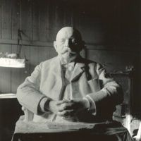 Otto Roos, Bildnis des Basler Ophthalmologen Prof. Dr. Heinrich Schiess, 1912, Gipsabguss nach dem definitiven Tonmodell. Foto: Album Roos (Nachlass Otto Roos, Depositum Riehen Gemeindearchiv)