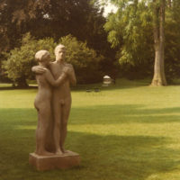 Otto Roos, Zwei Menschen, 1916, roter Sandstein. Besitz der Erbengemeinschaft Otto Roos (Depositum Kunstmuseum Basel). Fotografie der Aufstellung anlässlich der Gartenschau „Grün 80“ in Brüglingen, 1980. Foto: Album Roos (Nachlass Otto Roos, Depositum Riehen Gemeindearchiv).