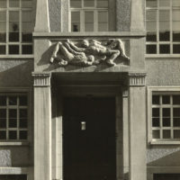 Otto Roos, Der Kreislauf, 1926, Steinrelief am Physikalisch-chemischen Institut der Universität Basel, Eingang Klingelbergstrasse 82. Foto: Album Roos (Nachlass Otto Roos, Depositum Riehen Gemeindearchiv)