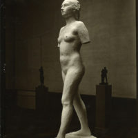 Otto Roos, Schreitendes Mädchen, 1932. Gipsabguss nach dem definitiven Tonmodell. Kunstmuseum Basel (ohne Inventarnummer). Foto: Album Roos (Nachlass Otto Roos, Depositum Riehen Gemeindearchiv)