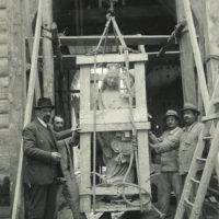 Otto Roos und Gehilfen unter dem Spalentor in Basel beim Aufzug der von Roos nachgehauenen gotischen Sandsteinmadonna, 1934. Foto: Album Roos (Nachlass Otto Roos, Depositum Riehen Gemeindearchiv)