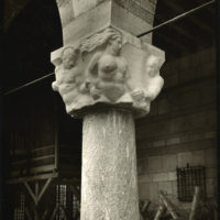 Otto Roos, Frauenraub, 1939, Kapitell Nr. VII in den Arkaden des Kunstmuseums Basel. Aufnahme aus den Kriegsjahren. Foto: Album Roos (Nachlass Otto Roos, Depositum Riehen Gemeindearchiv)