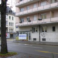 Die Gedenkplatte am aktuellen Standort rechts unter dem Balkon am Claragraben. Foto Stephan E. Hauser, 2019