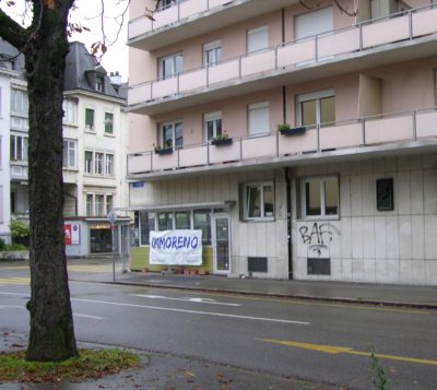 Die Gedenkplatte am aktuellen Standort rechts unter dem Balkon am Claragraben. Foto Stephan E. Hauser, 2019